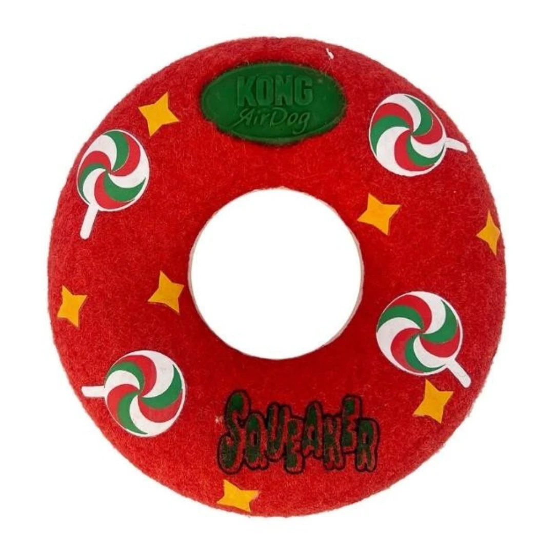 Crvena KONG Holiday Airdog Donut igračka za pse sa zviždaljkom za interaktivnu igru.