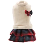 Božićna haljina za pse s crvenim i bijelim detaljima, idealna za blagdanske proslave.